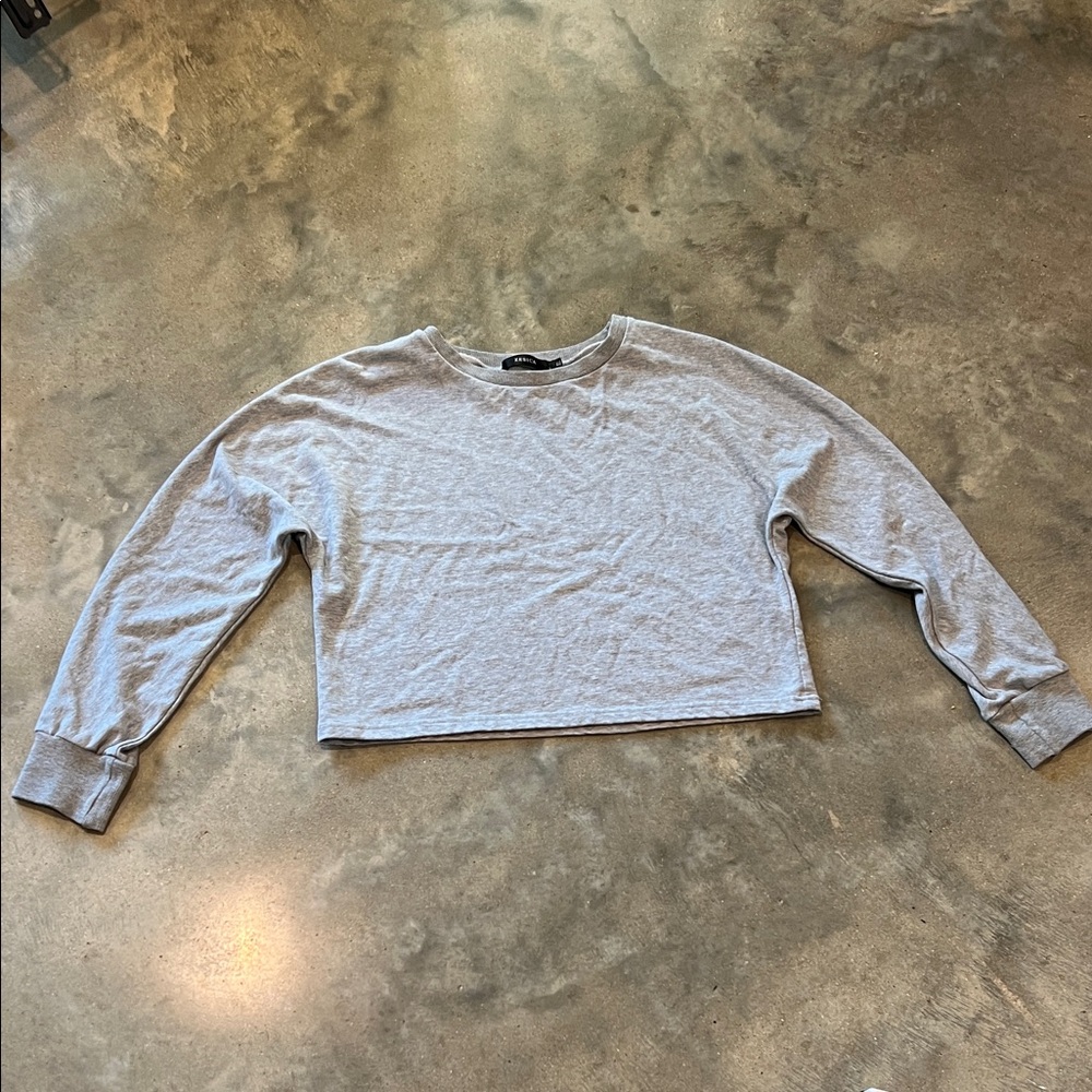 Zesica Light Gray Cropped Crewneck Sweatshirt - Minimal Style